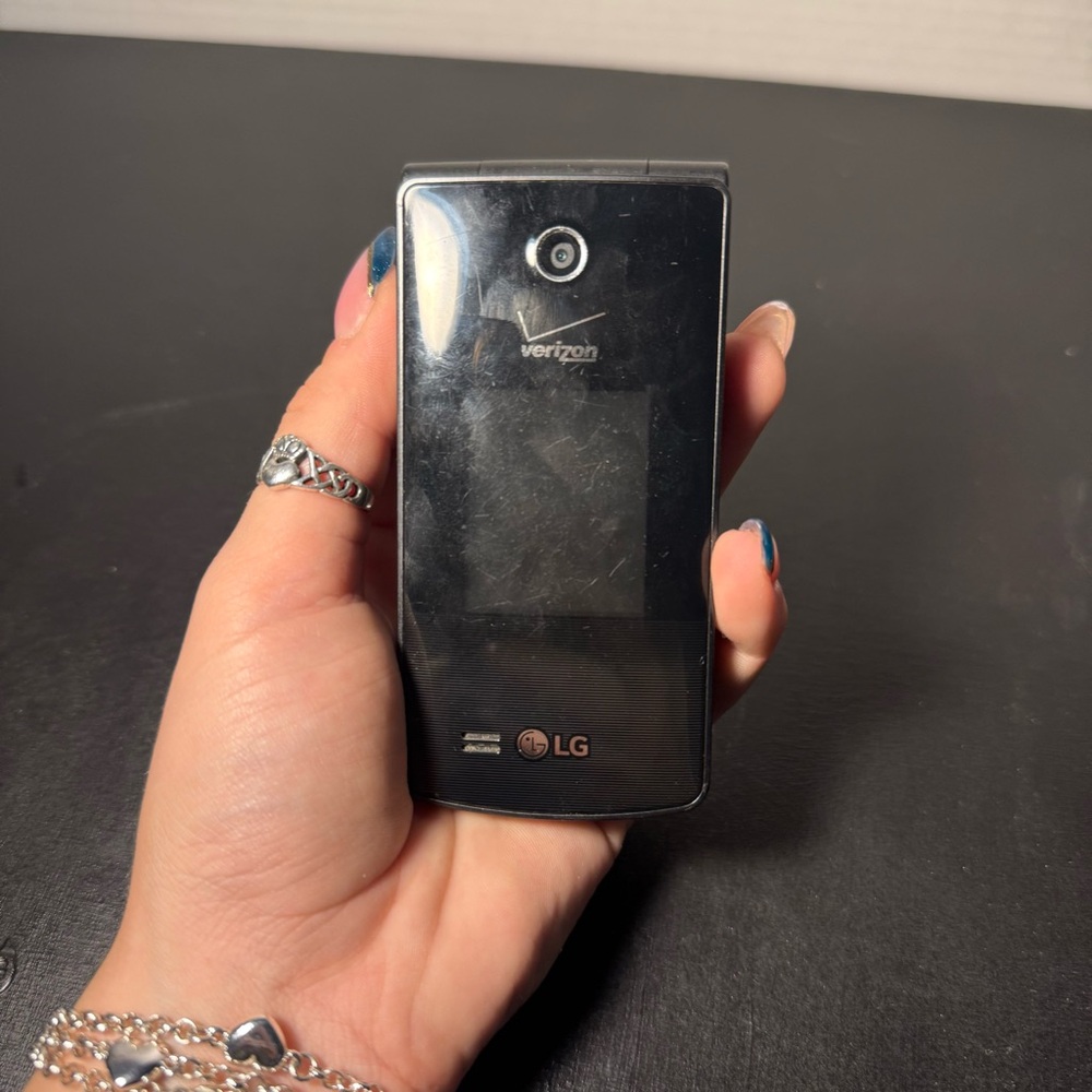 LG Classic Black Flip Phone - Verizon with charger
